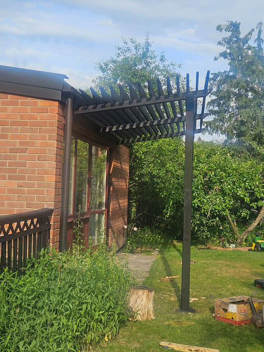 Pergola i ramverk av kärnvirke, impregnerad med eld och linolja