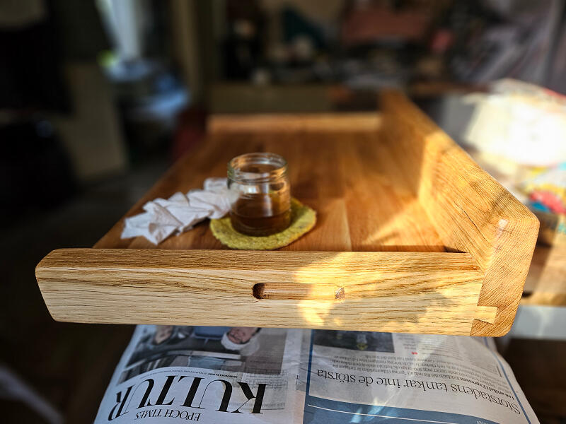 Bakbord i ek, behandlad med bivaxolja